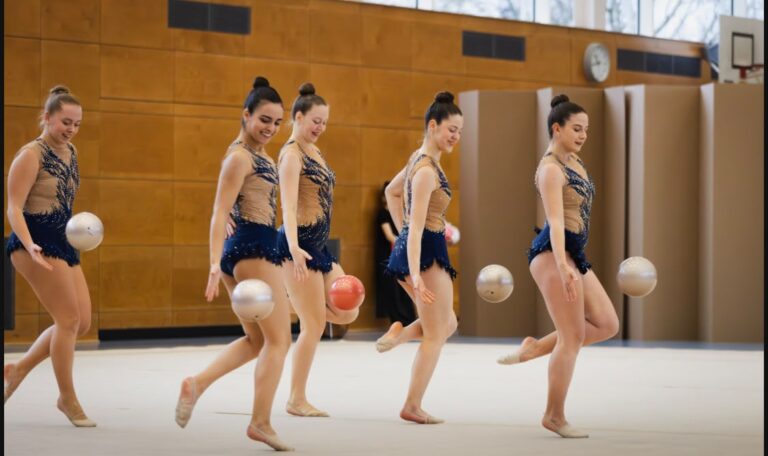Wettkampf Gymnastinnen mit Ball