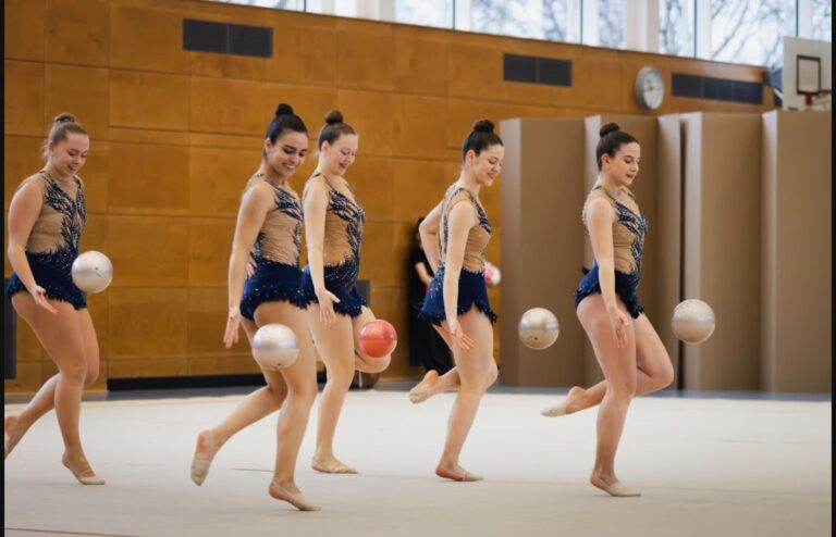 Wettkampf Gymnastinnen mit Ball
