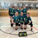 U20 Volleyball weiblich Mannschaftsbild vor dem Netz. 4 Spielerinnen stehend, 3 kniend.