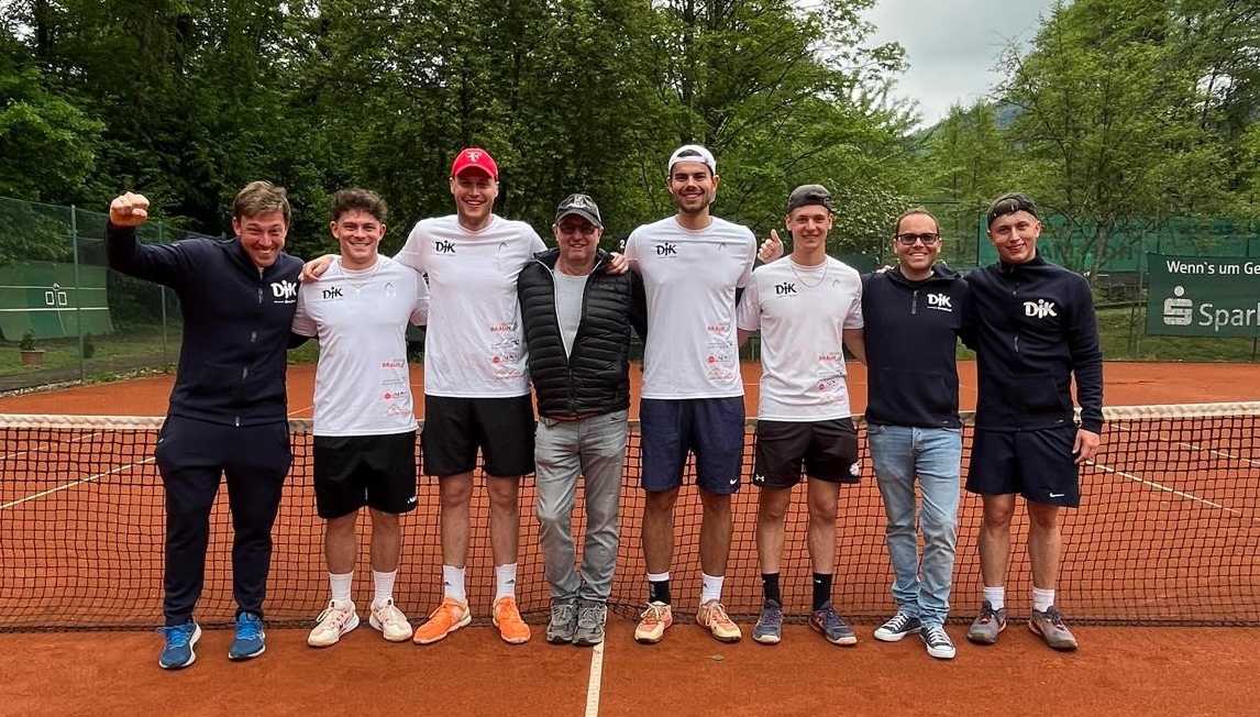 DJK Herren Gruppenbild jubelnd