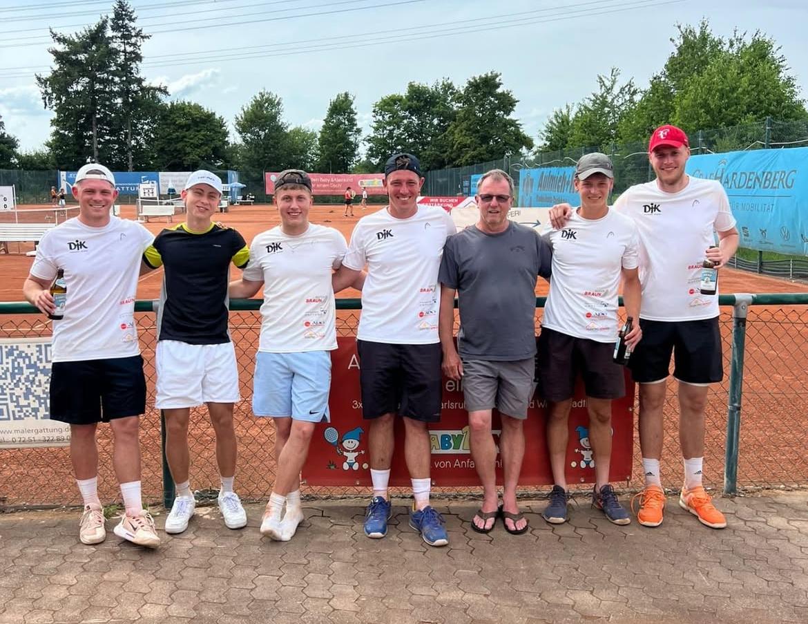 1. Herrenmannschaft DJK Bruchsal Tennis mit Betreuer Götz Nickolaus