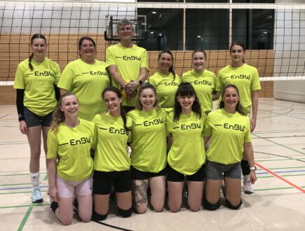 Energiegeladen und umweltbewusst: EnBW unterstützt SG DJK TSG Bruchsal mit neuen Volleyball-Trikots