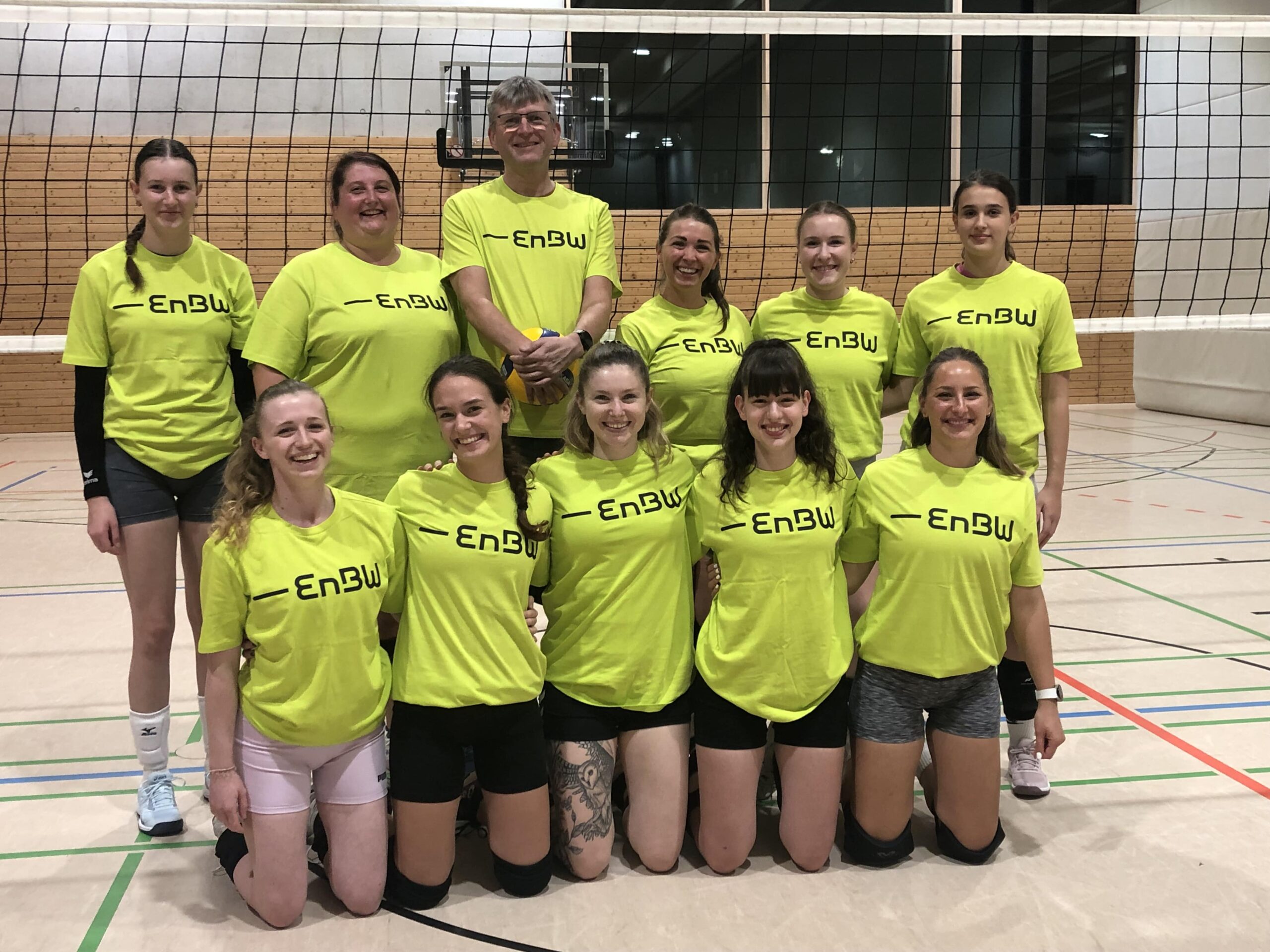 1. Damenmannschaft Volleyball. Mannschaftsbild im neuen Trikot