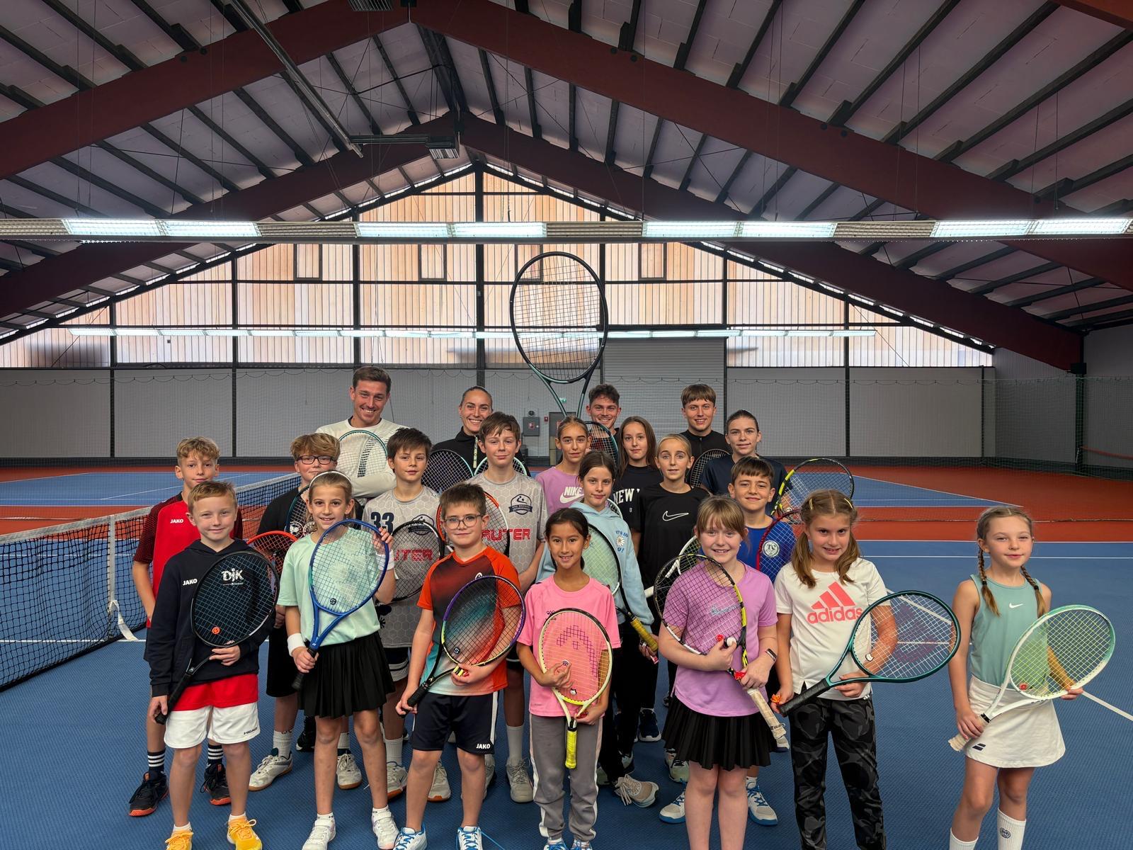 Gruppenbild tennisLIFE Herbstcamp in der Tennishalle