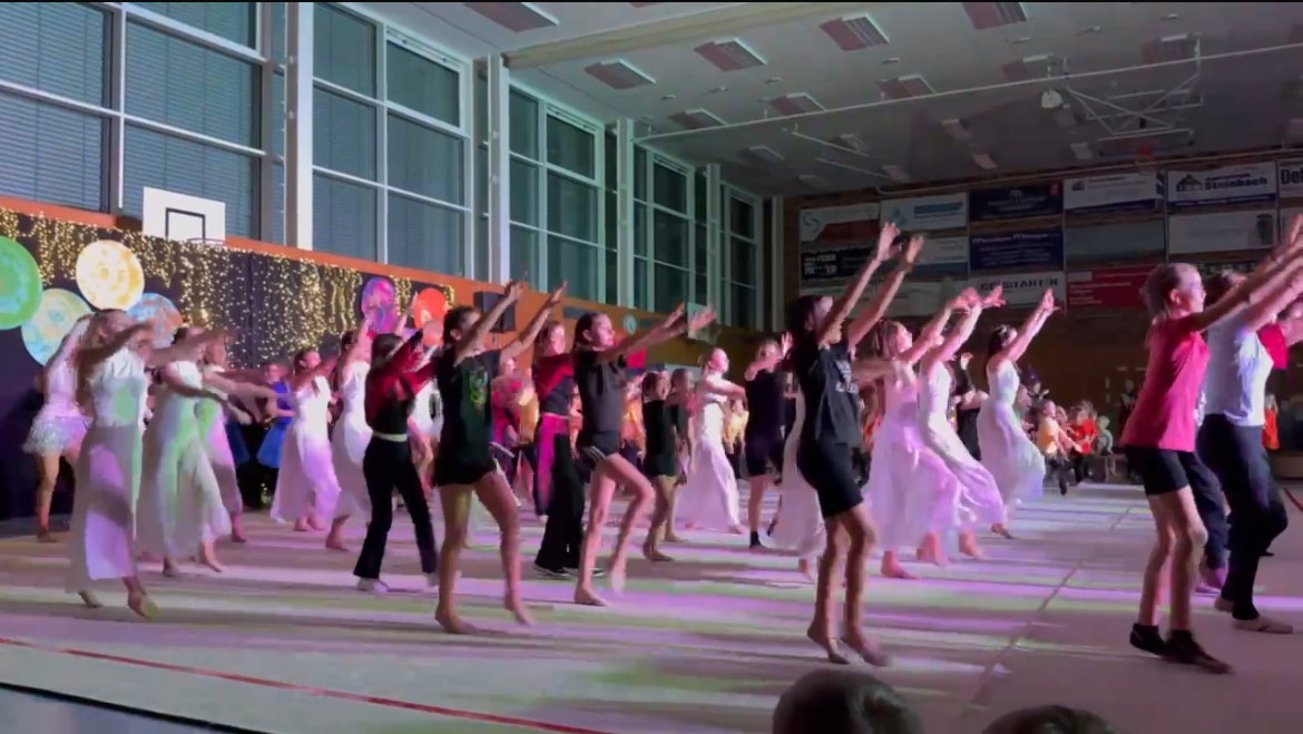 Finale Turnschau 2025. Gruppe tanzender Kinder in Kostümen