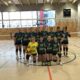 Mannschaftsbild U20 Volleyballerinner der SG DJK/TSG Bruchsal. 2 Reihen vor dem Netz.