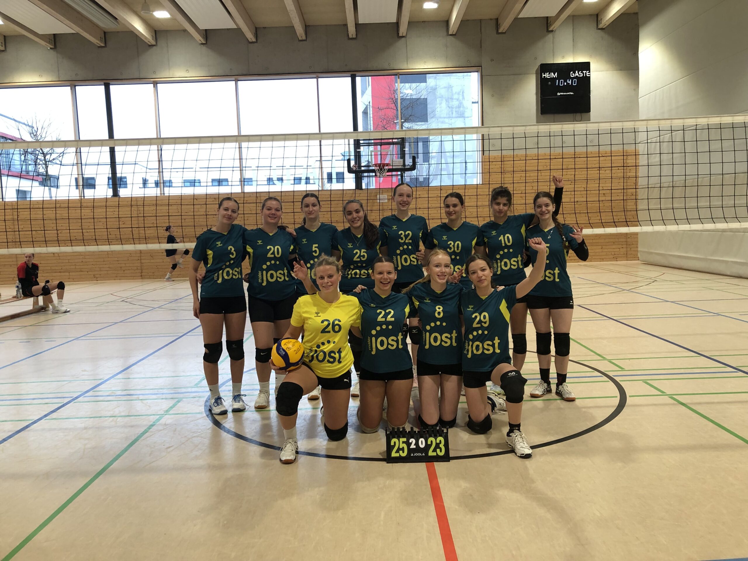 Mannschaftsbild U20 Volleyballerinner der SG DJK/TSG Bruchsal. 2 Reihen vor dem Netz.
