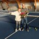 Ehrenvorstand K-H. Bötsch gratuliert Lydia Rzehorz zum 90. Geburtstag in der Tennishalle