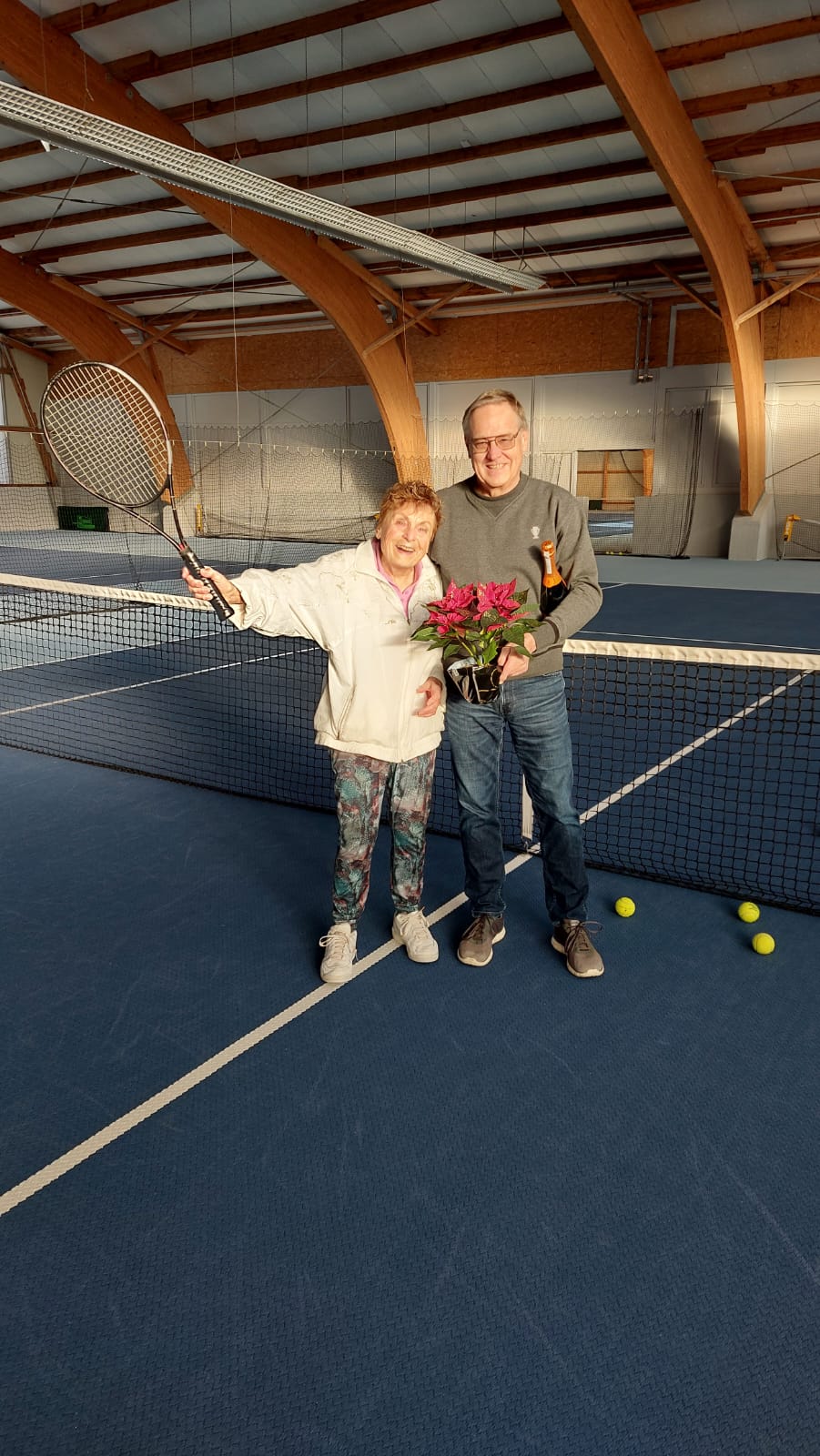 Ehrenvorstand K-H. Bötsch gratuliert Lydia Rzehorz zum 90. Geburtstag in der Tennishalle