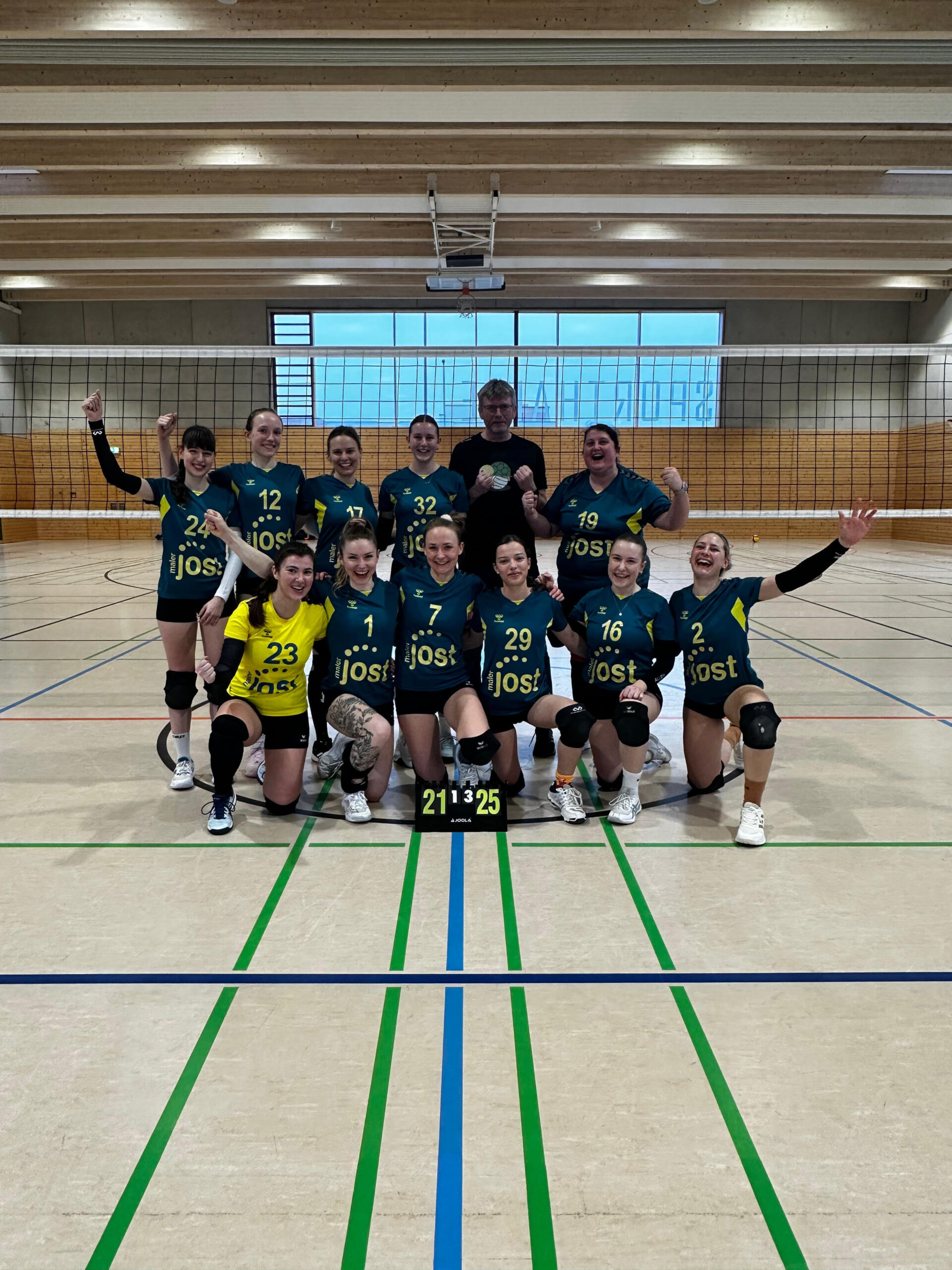 Gruppenbild der Volleyballerinnen der SG DJK/TSG Bruchsal vor dem Netz.
