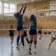 Zwei Volleyballerinnen beim Blocken am Netz