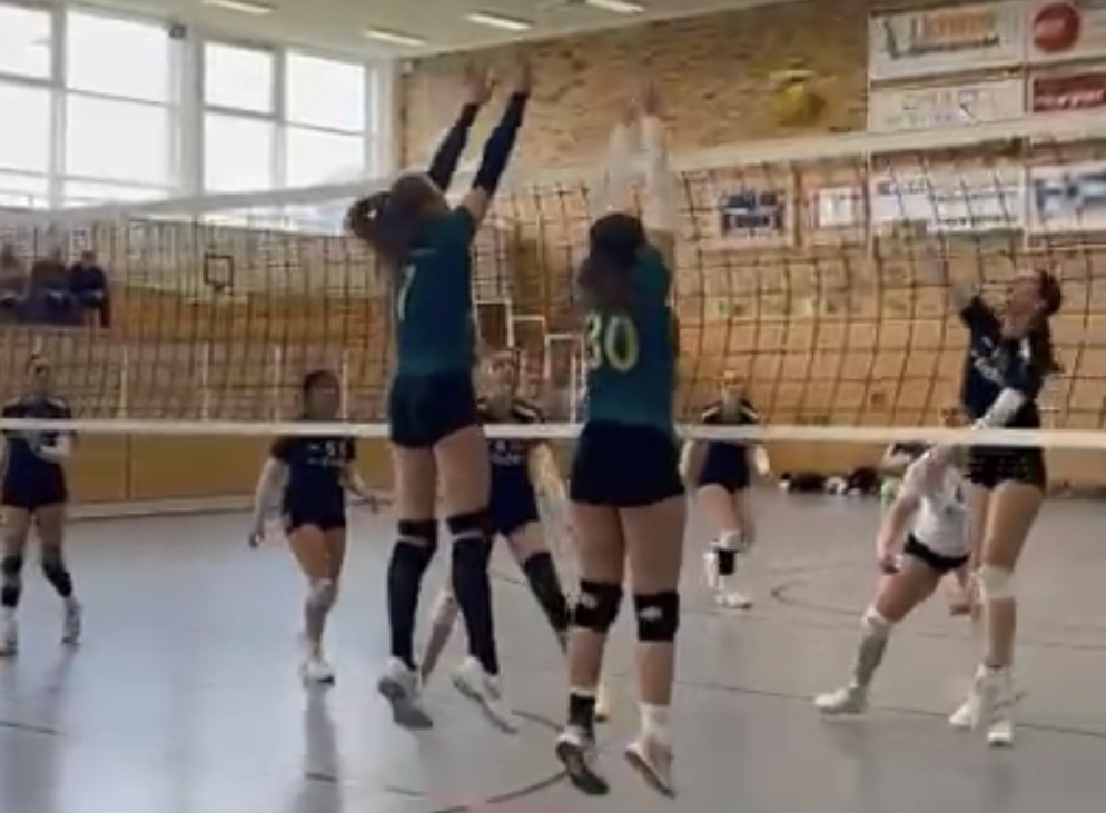 Zwei Volleyballerinnen beim Blocken am Netz