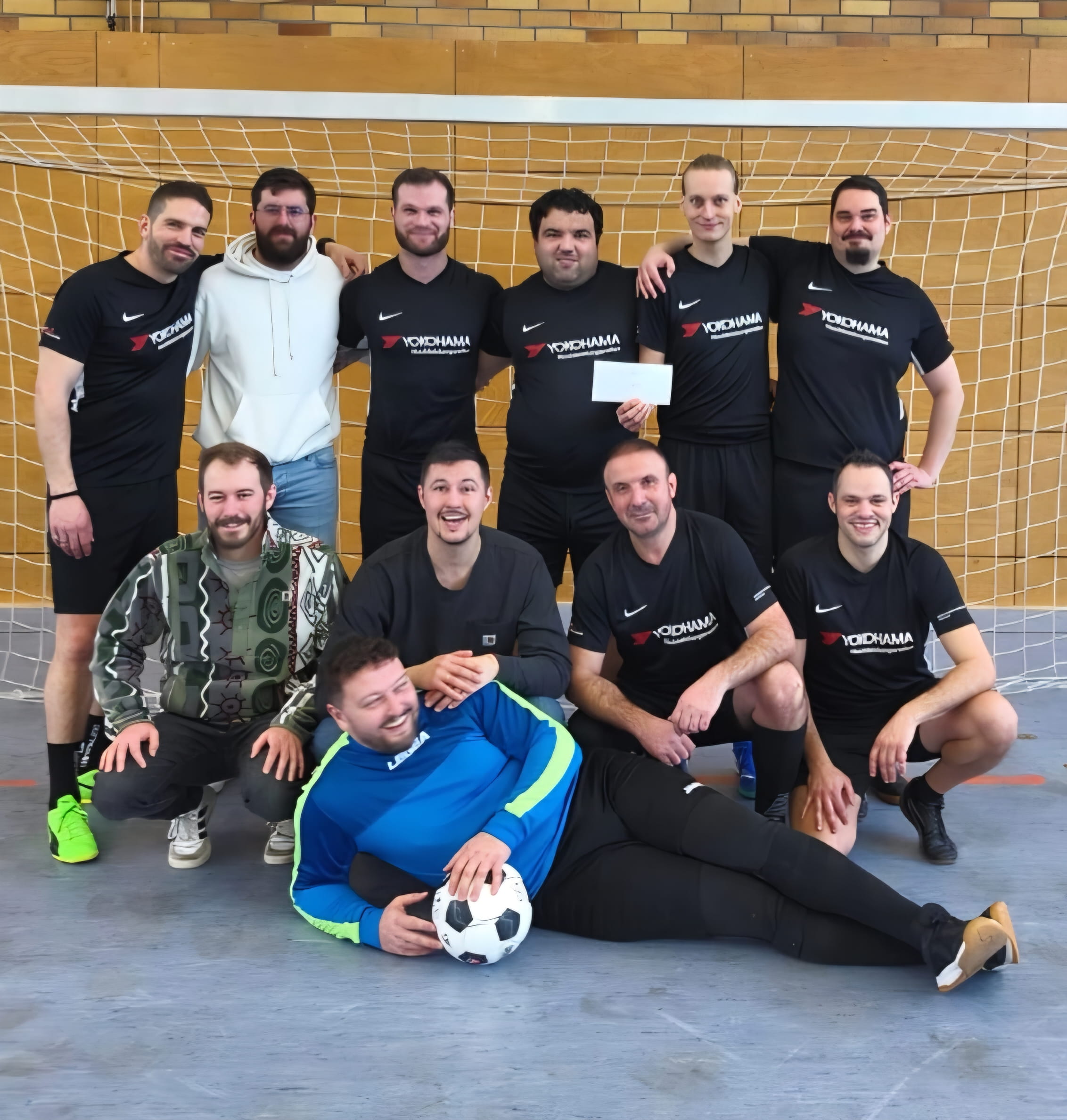 Mannschaftsbild AH Fußballer vor dem Tor in der Sporthalle