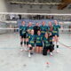 Gruppenbild U20 Volleyballerinnen auf dem Volleyballfeld in der Sporthalle.