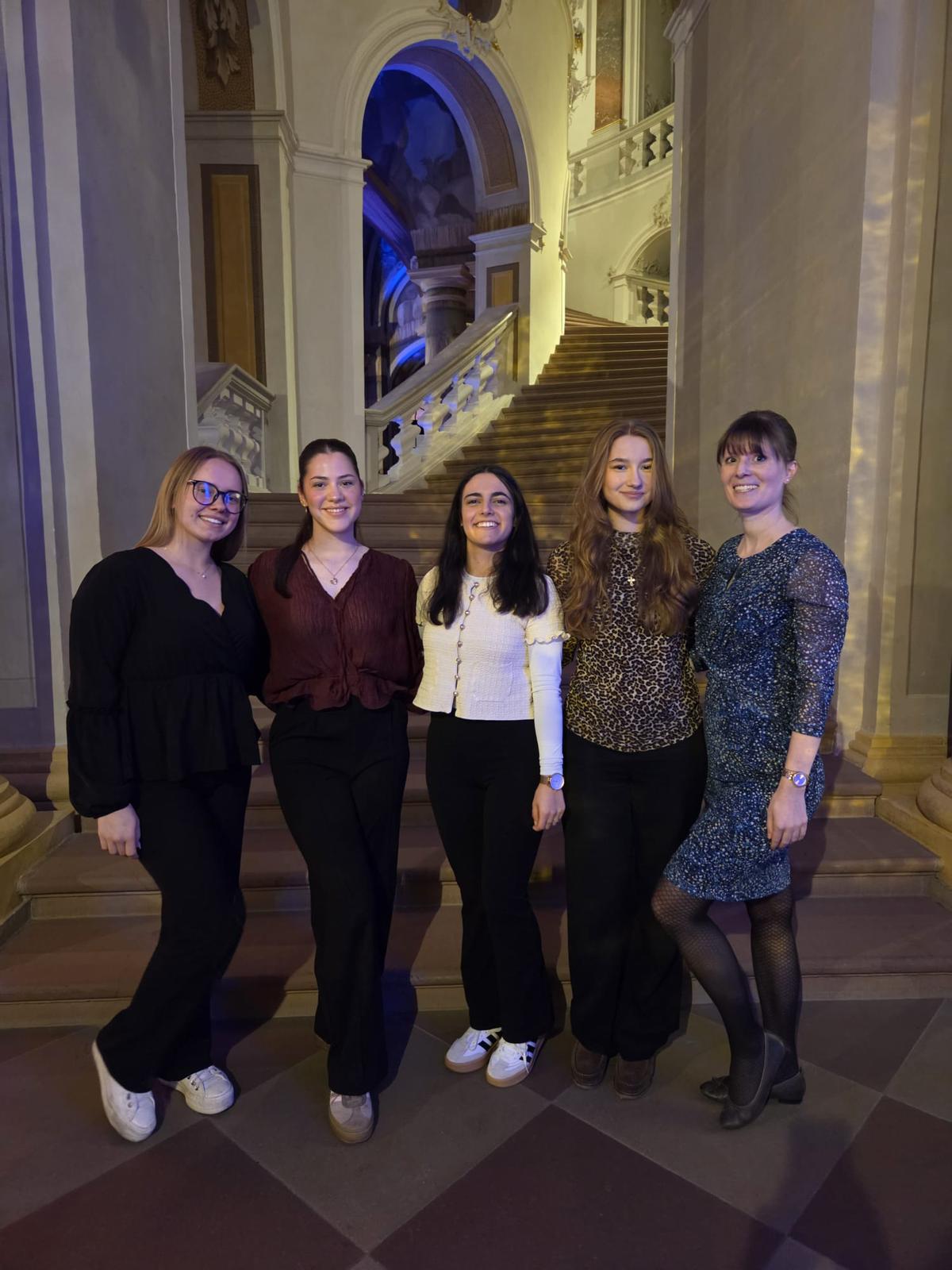 Gruppenbild Gymanstinnen DJK Bruchsal im Schloss.