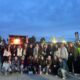 Gruppenbild der DJK Gymnastinnen bei Abenddämmerung vor der Festbühne des Landesturnfestes 2026 in Konstanz.