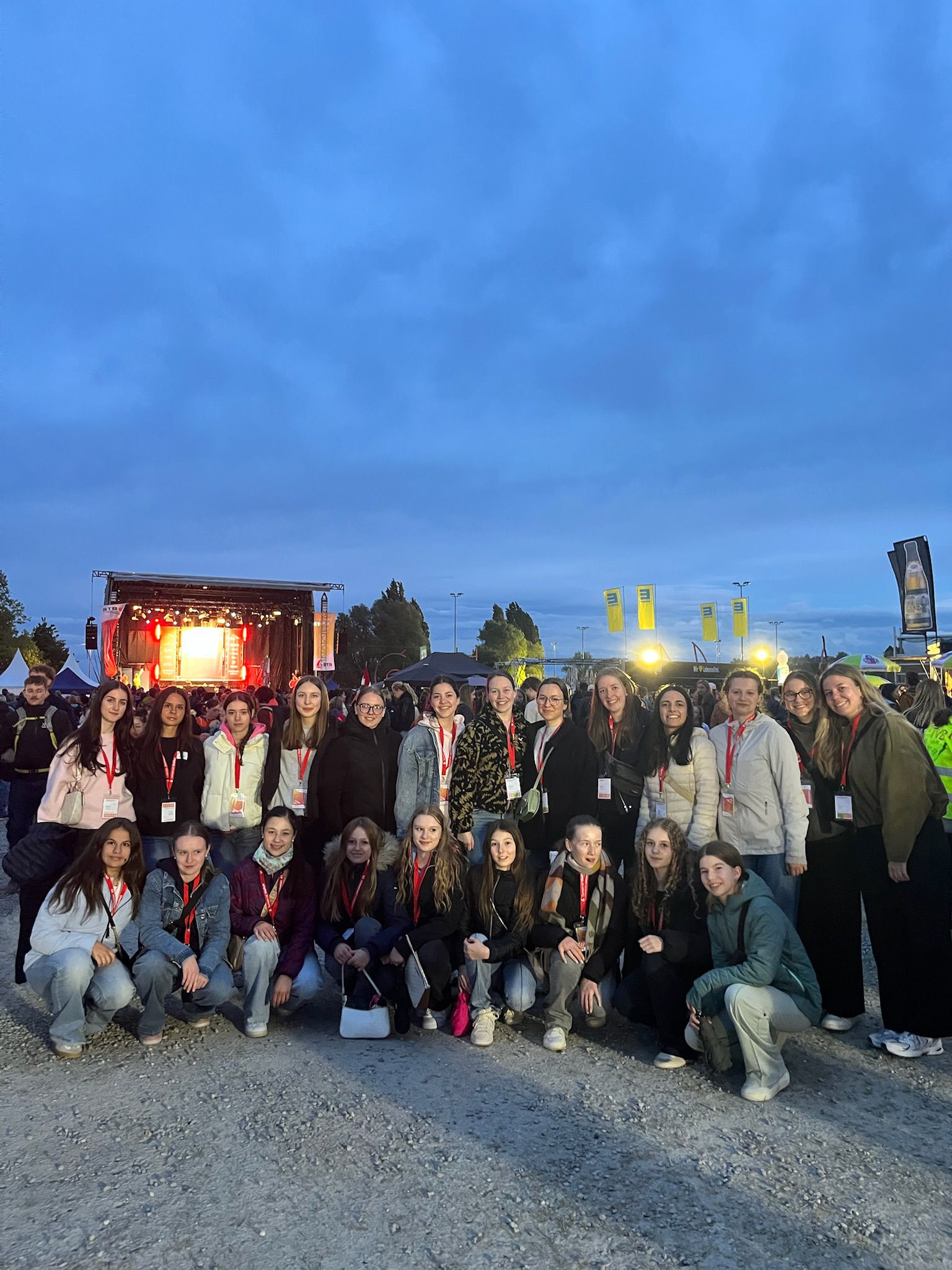 Gruppenbild der DJK Gymnastinnen bei Abenddämmerung vor der Festbühne des Landesturnfestes 2026 in Konstanz.