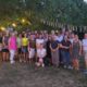 Gruppenbild Fitnessgruppen der DJK Bruchsal beim Sommerabschluss unter einem großen Baum mit Lichterketten und Fähnchen.