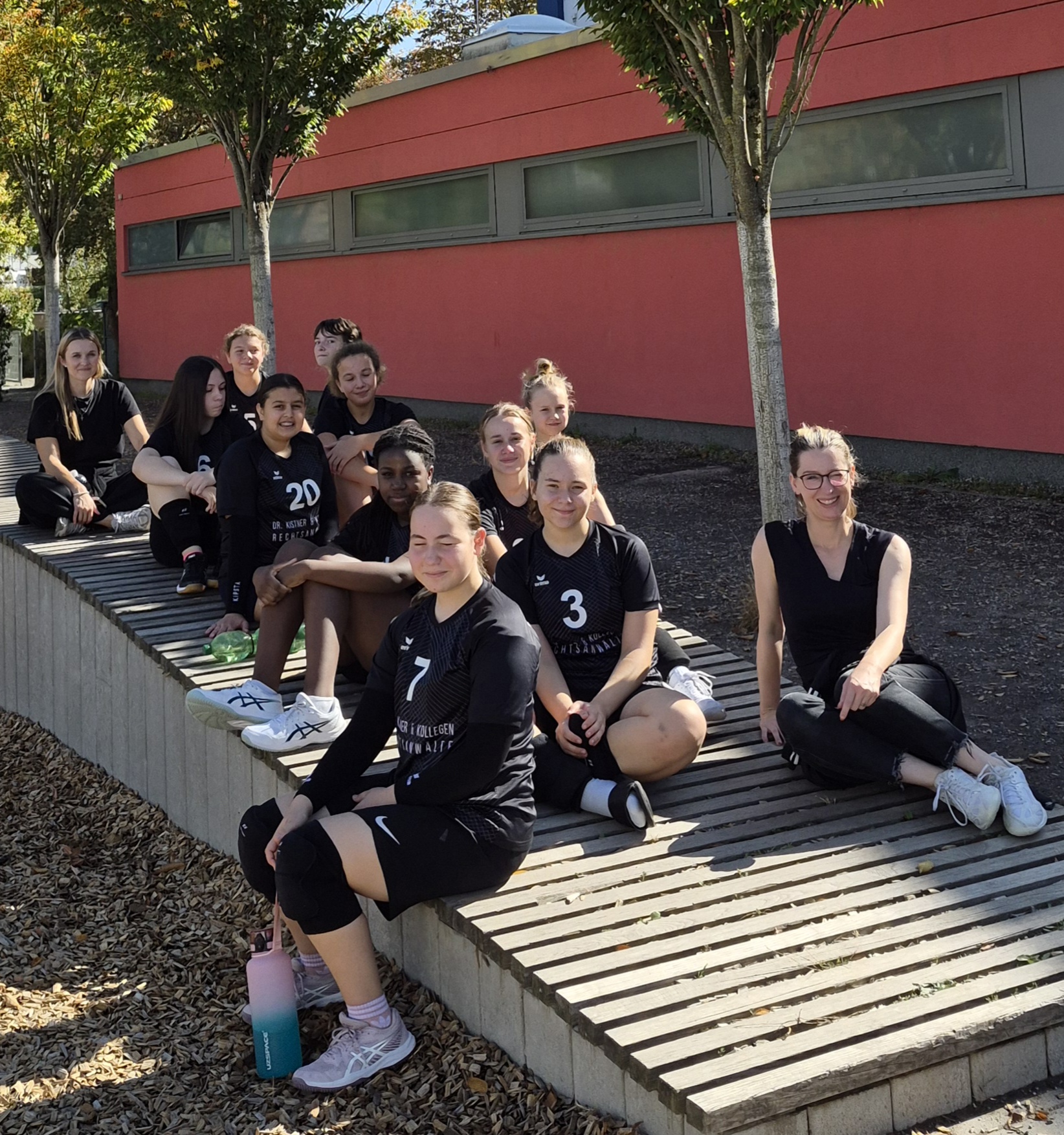 Mannschaftsbild U16 Volleyballerinnen der SG DJK/TSG Bruchsal vor der Turnhalle